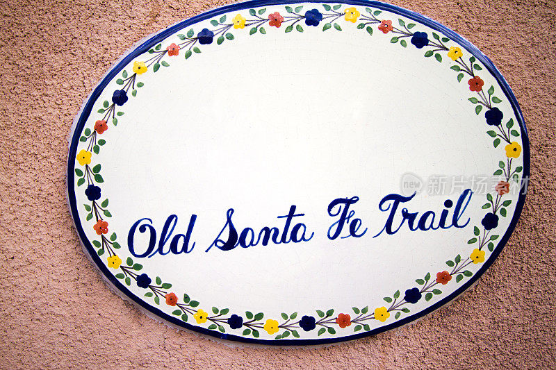 瓷砖'Old Santa Fe Trail'的标志在土坯墙上